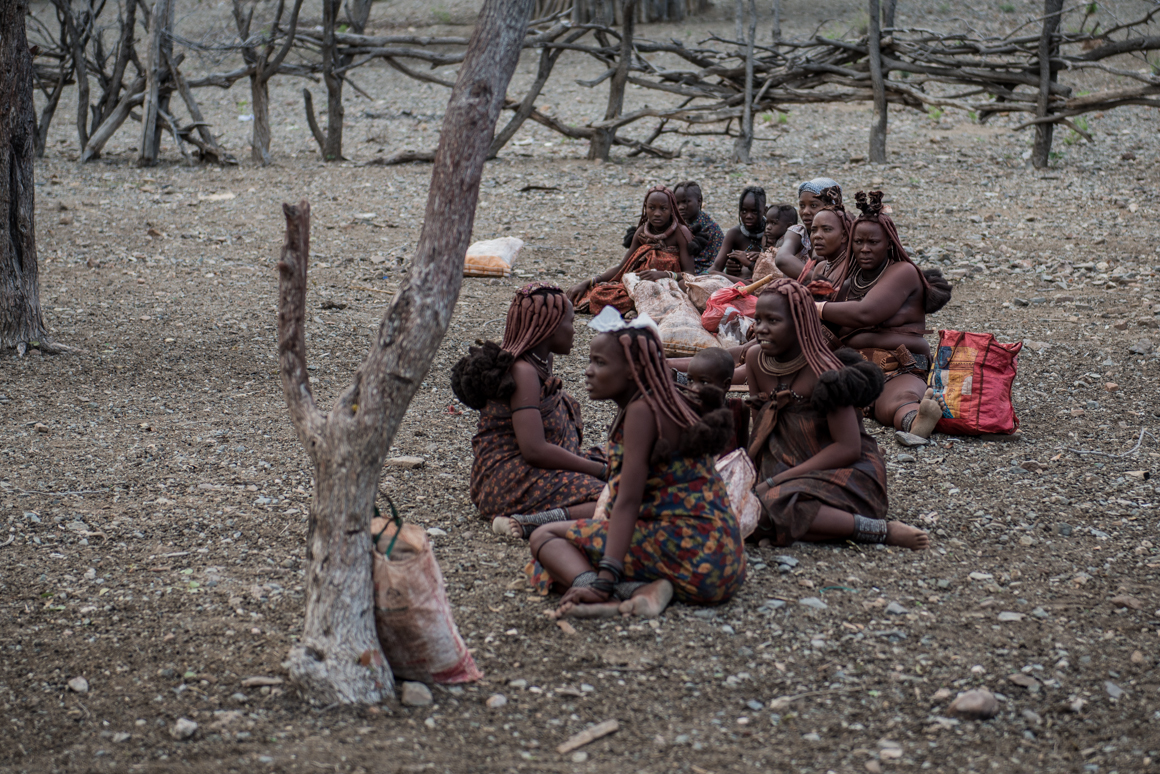 Grupa kobiet Himba na placu w wiosce