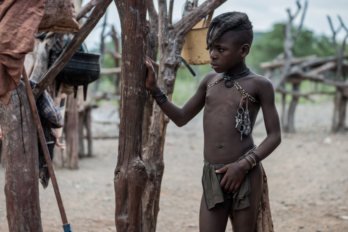Dziewczynka wraz z tradycyjnymi ozdobami Himba. Zwróćcie uwagę, że są to zwykłe (dla nas) klucze do drzwi.