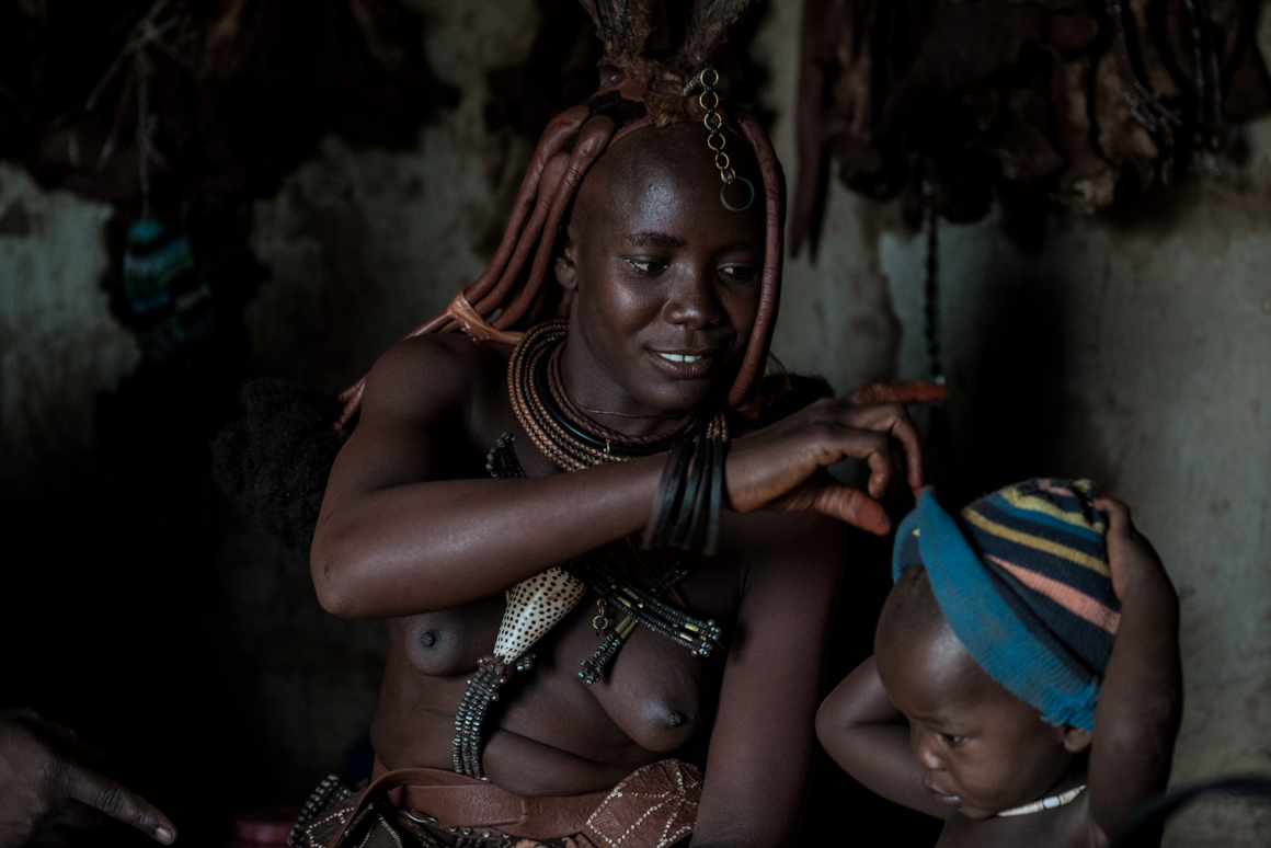 Wewnątrz chaty Himba